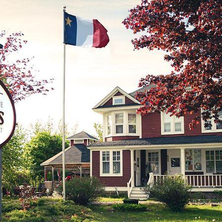 Complexe D'Hebergement La Maison Touristique Dugas Caraquet Ngoại thất bức ảnh