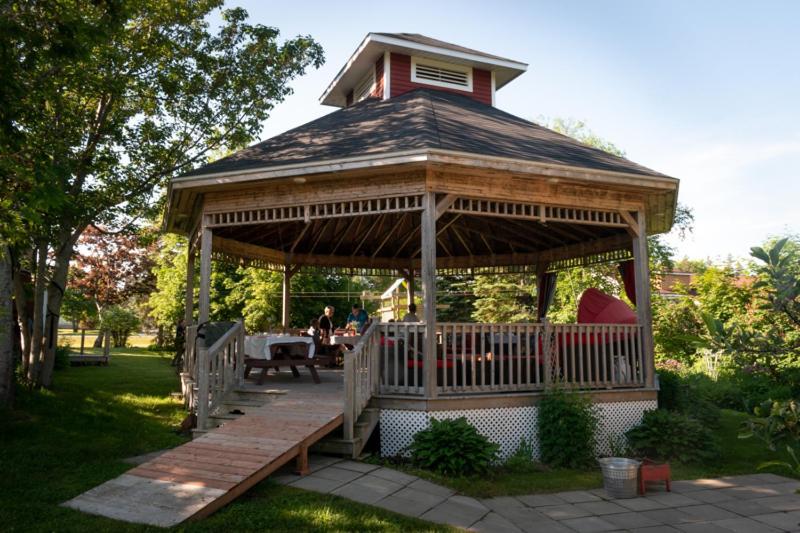 Complexe D'Hebergement La Maison Touristique Dugas Caraquet Ngoại thất bức ảnh