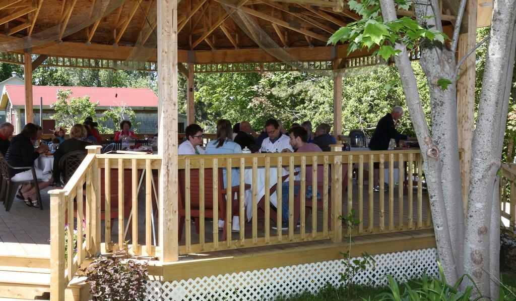 Complexe D'Hebergement La Maison Touristique Dugas Caraquet Ngoại thất bức ảnh