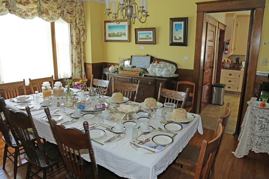 Complexe D'Hebergement La Maison Touristique Dugas Caraquet Ngoại thất bức ảnh